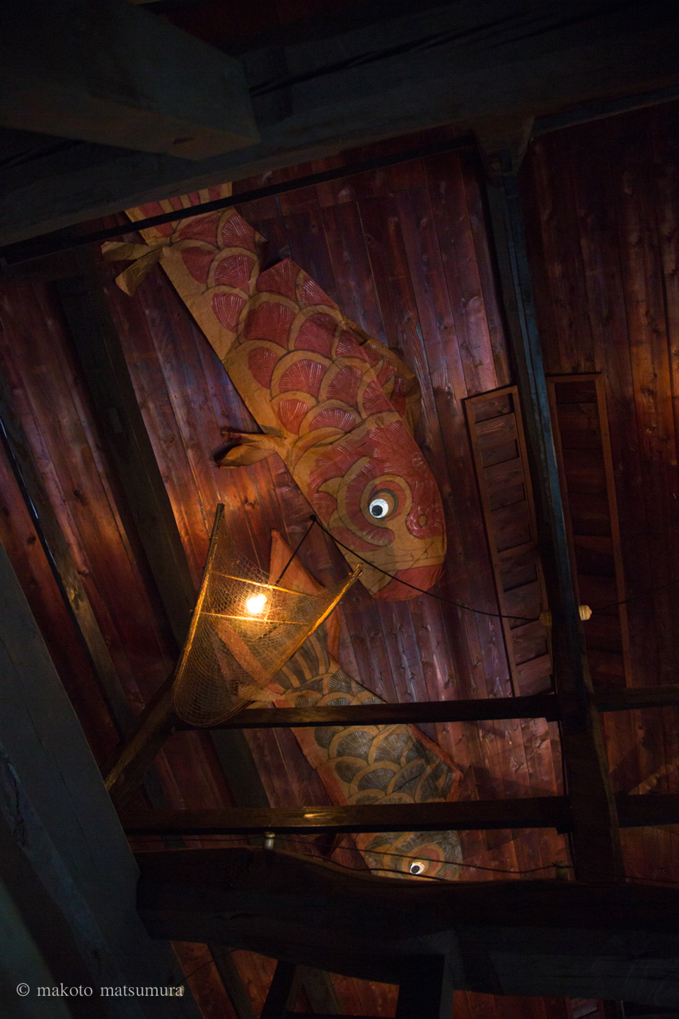 古守宿一作　天井に飾ってある昔の鯉のぼり